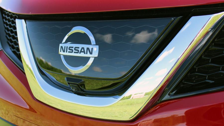 Логотип Nissan Rogue Sport 2017 года  (фото 59 из 71)